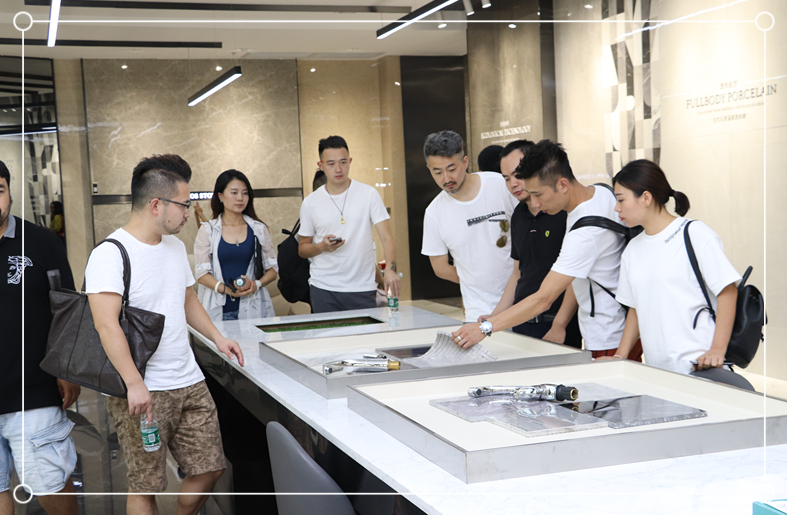 設(shè)計師大咖們參觀博德展廳 (3)_副本.jpg