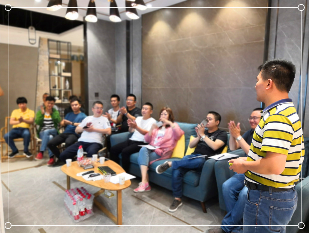 格萊斯瓷磚西北大區(qū)經(jīng)理黃細輝 (2)_副本.jpg